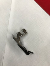 Singer 1/4" Featherweight foot.